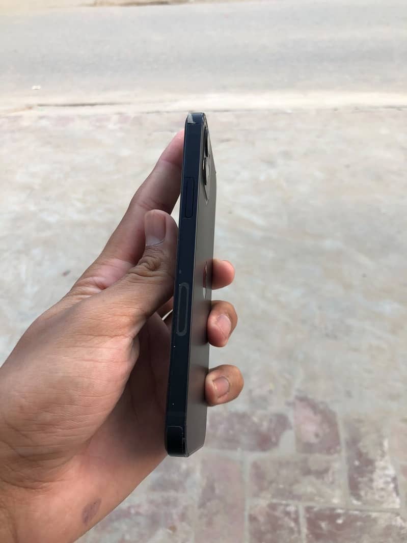 Apple iPhone 12 4