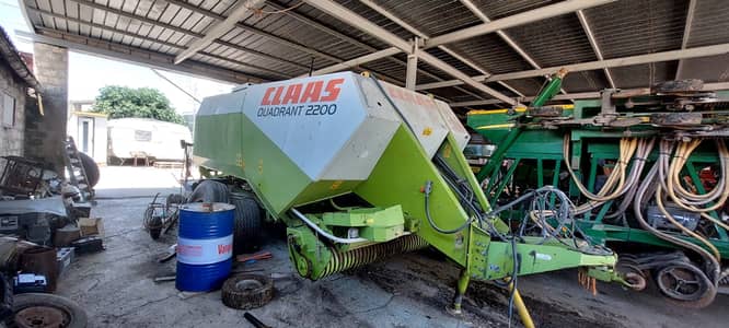CLASS STRAW BALER 2200
