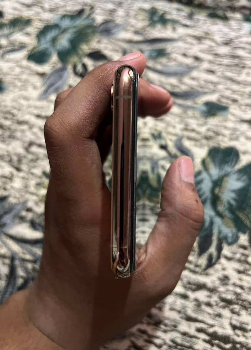 Apple iPhone XS Max 4