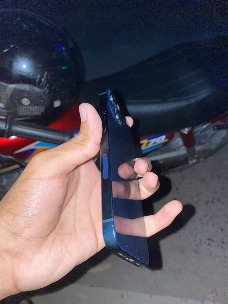 Apple iPhone 13 2