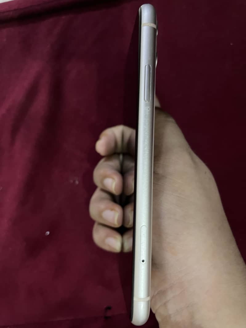 Apple iPhone 11 4