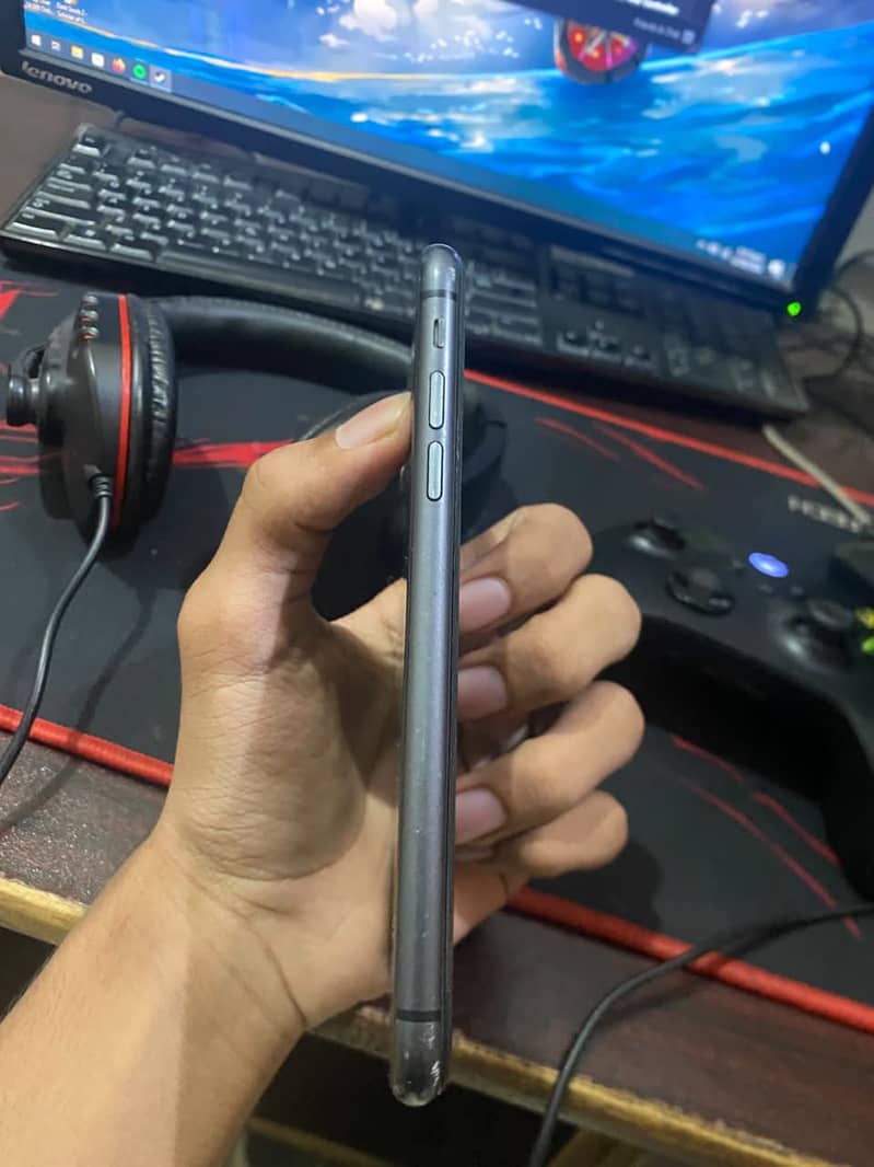 Apple iPhone 11 4