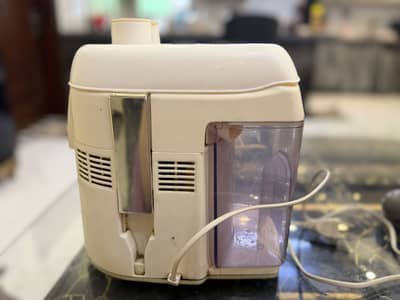 Fruit juicer machine