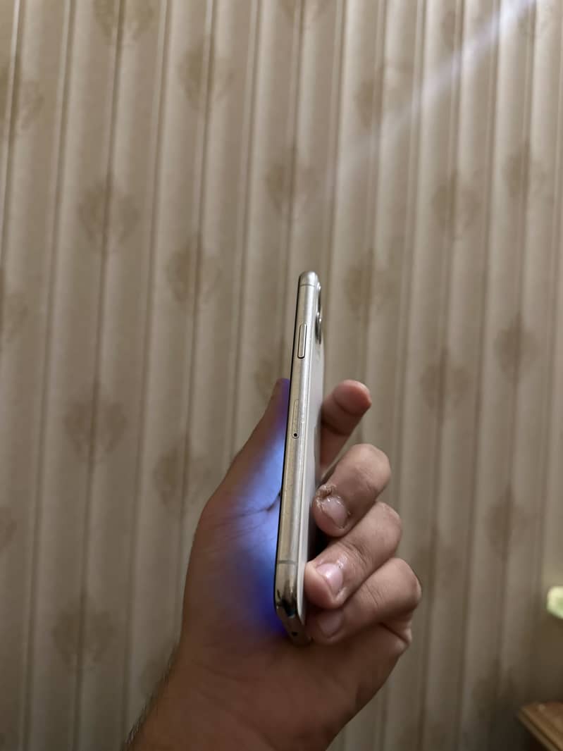 Apple iPhone 11 Pro 4