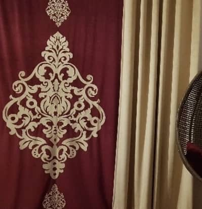Center motive velvet curtains