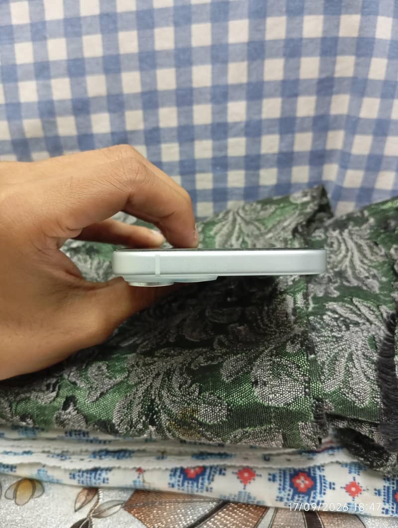 Apple iPhone 15 4