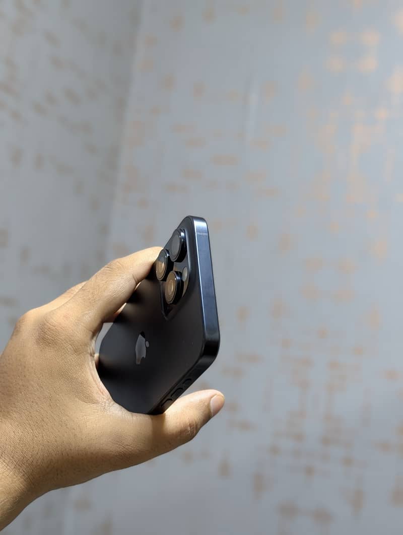 iPhone 15 Pro Max 4
