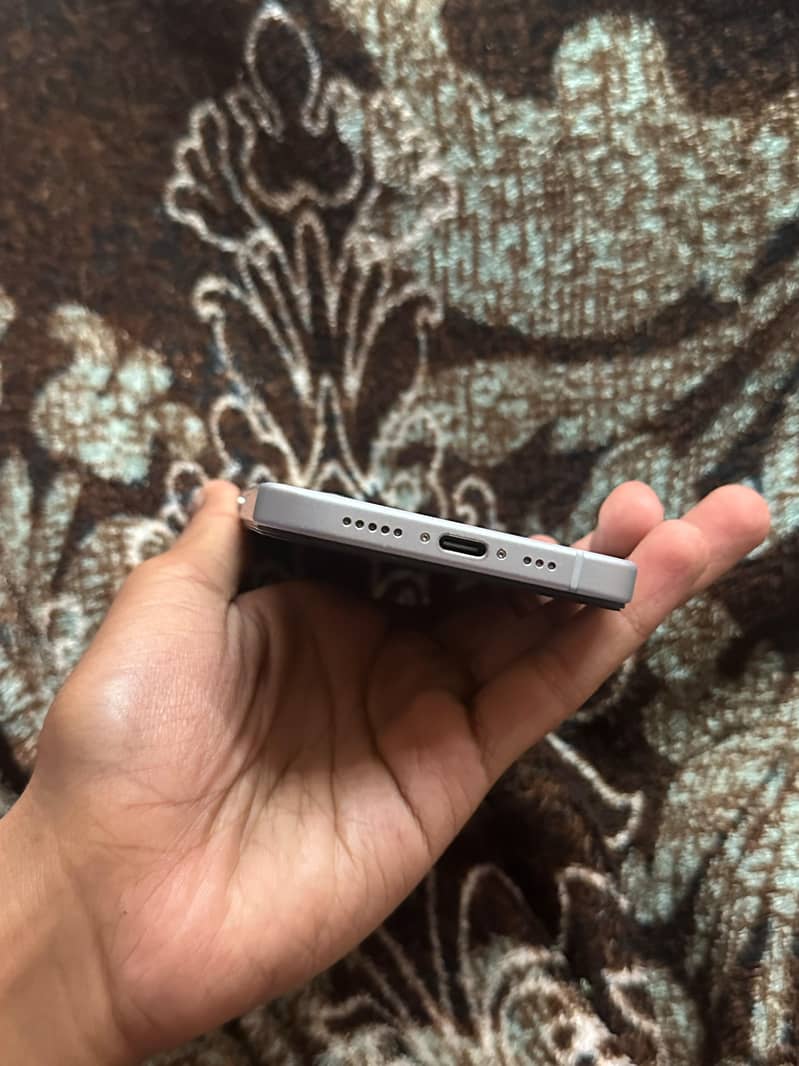 Apple iPhone 15 4