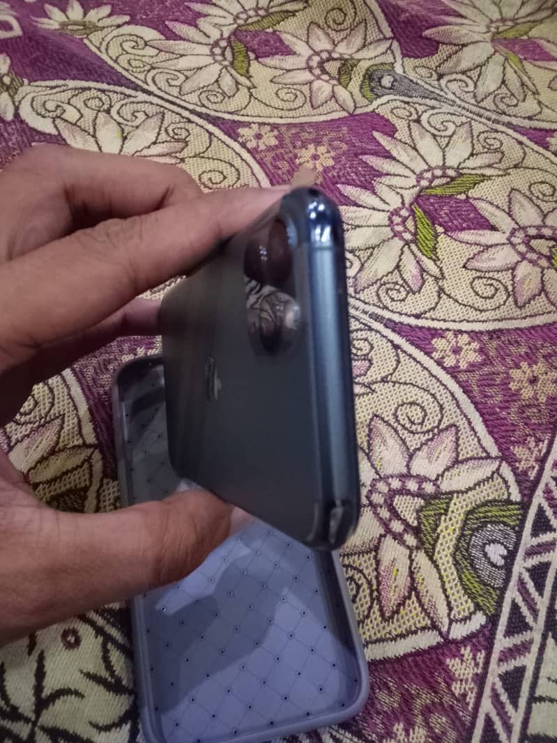 Apple iPhone 11 pro 4