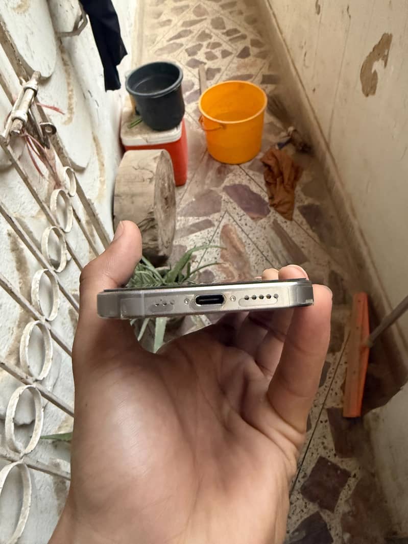 Apple iPhone 15 Pro 6