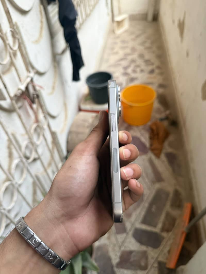 Apple iPhone 15 Pro 9