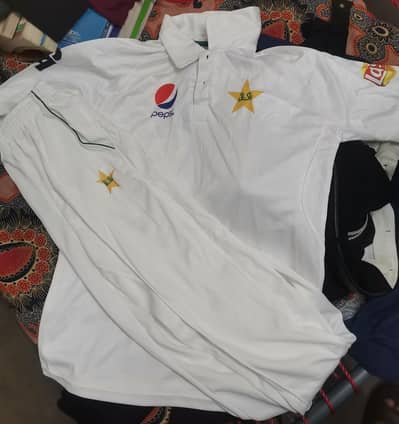 Test cricket kit
