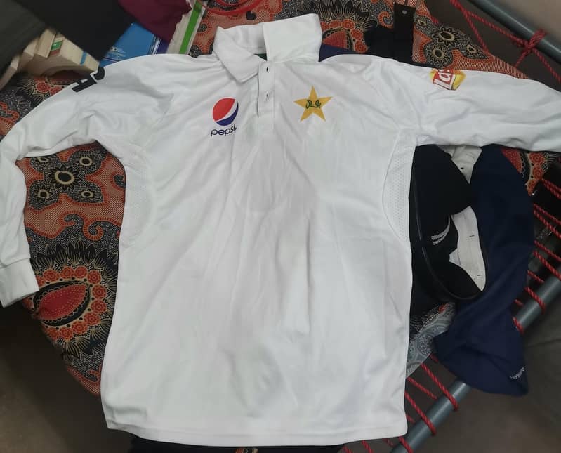 Test cricket kit 1