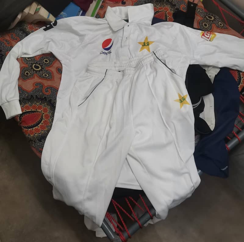 Test cricket kit 2