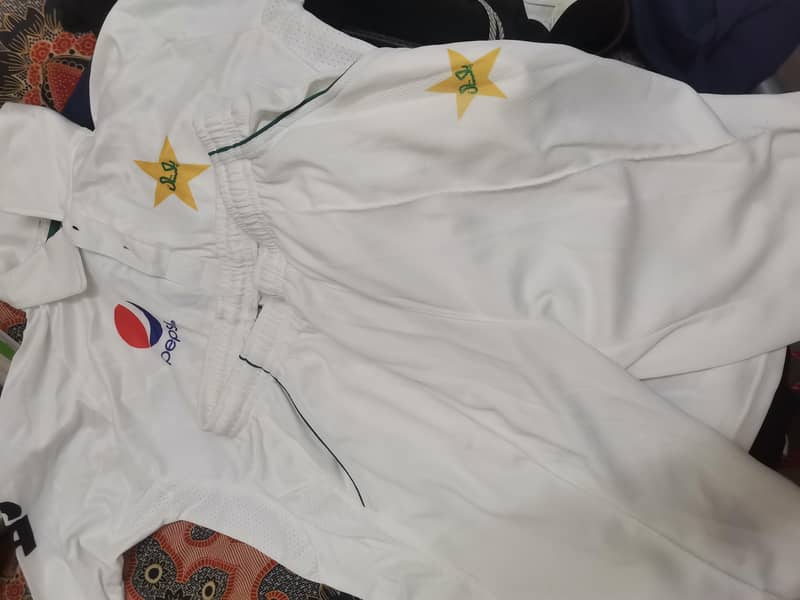 Test cricket kit 3