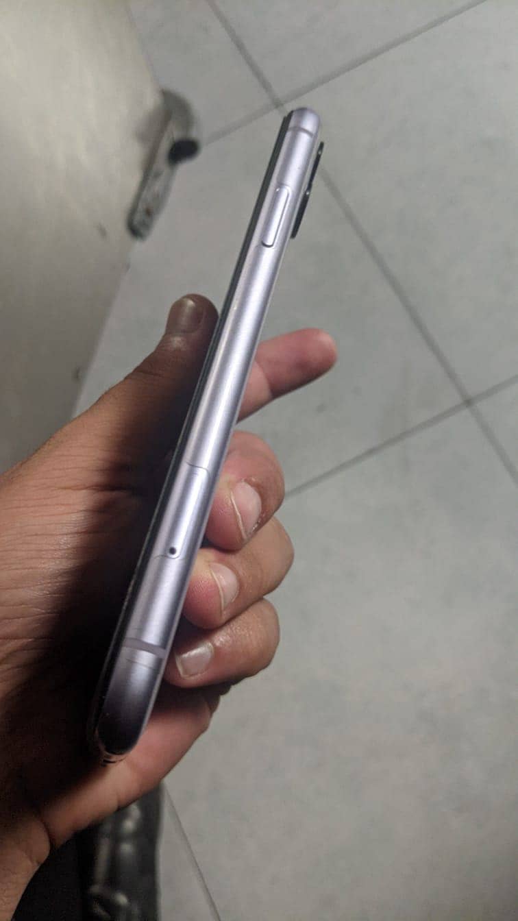 Apple iPhone 11 4