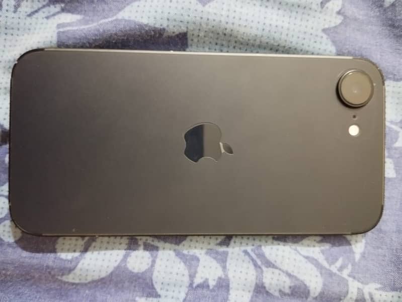 Apple iPhone 16e 3