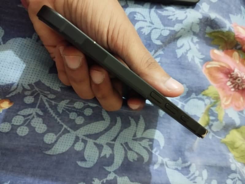 Apple iPhone 16e 6
