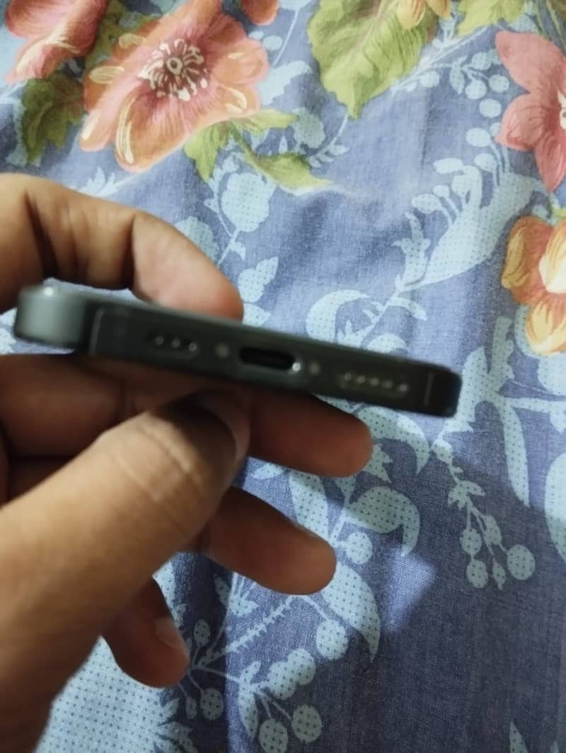 Apple iPhone 16e 7