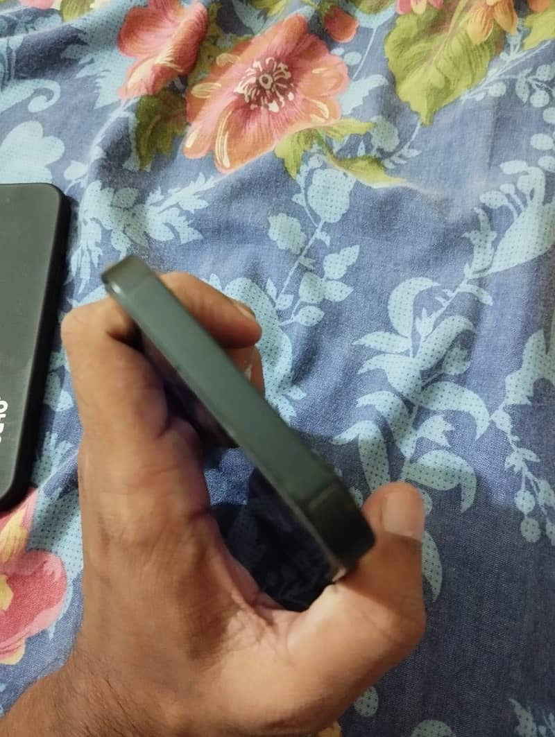 Apple iPhone 16e 8