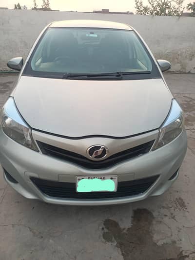 Toyota Vitz 2013 please read description tang na kerna