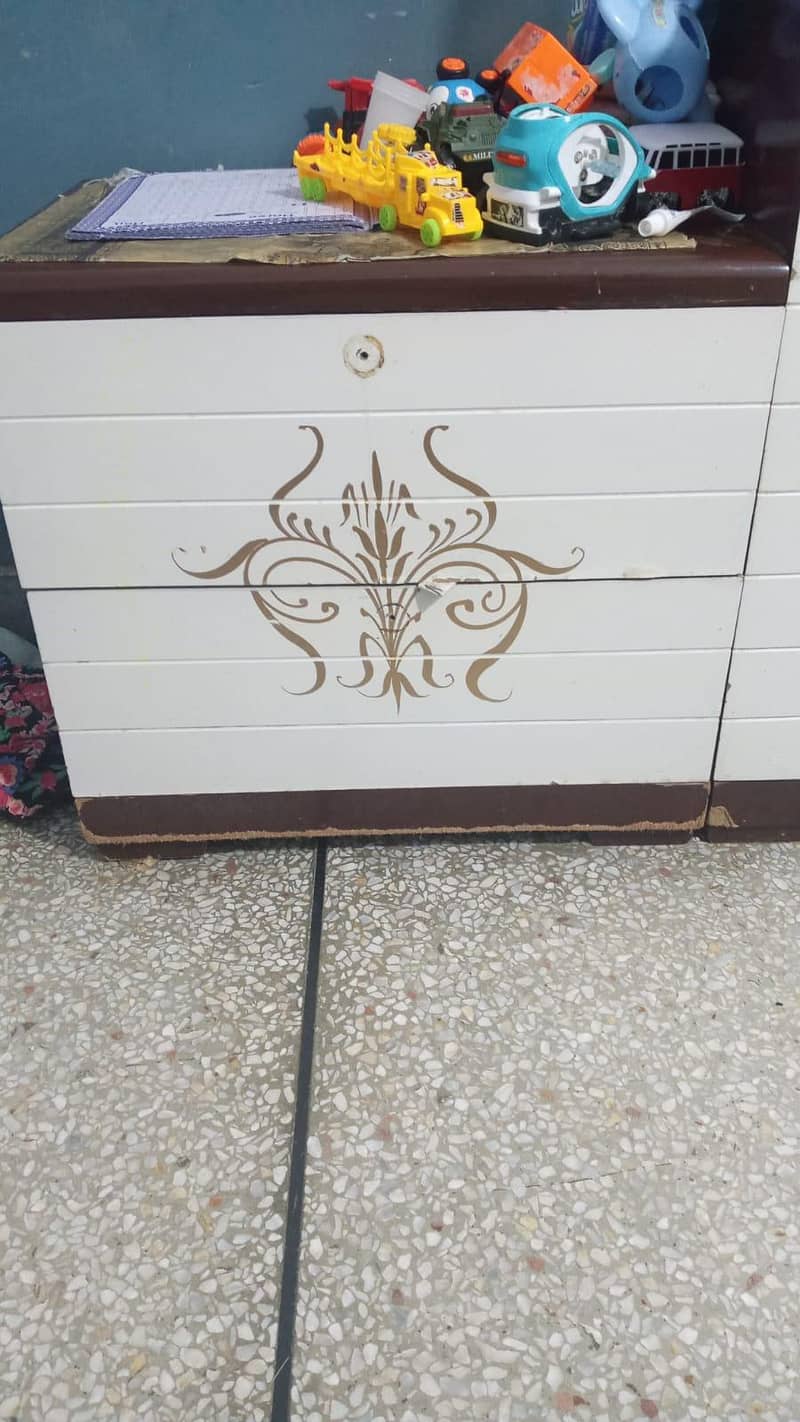 bed set , dewan table 3