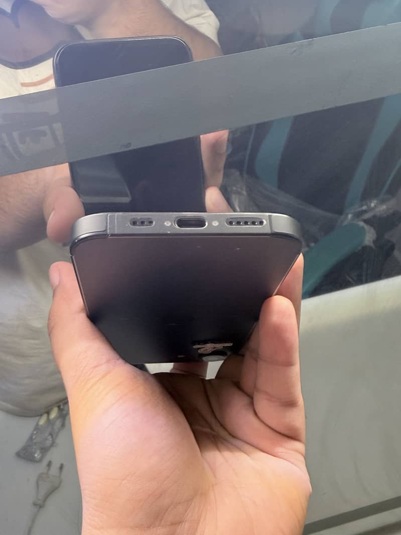 Apple iPhone 16e 3
