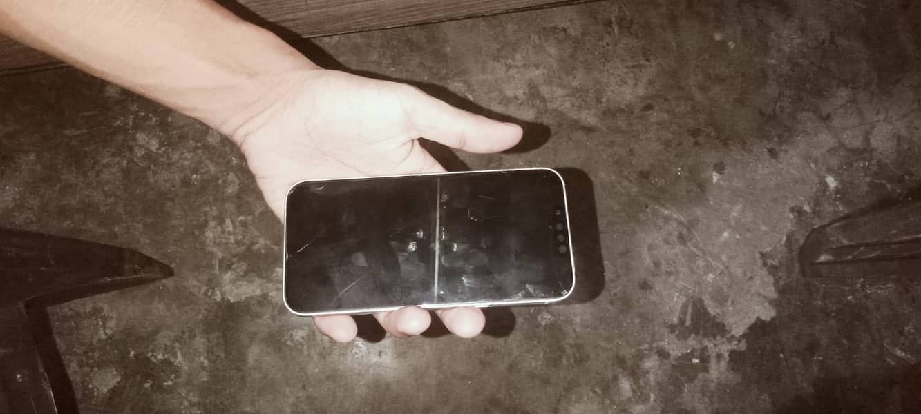 Apple iPhone 13 5