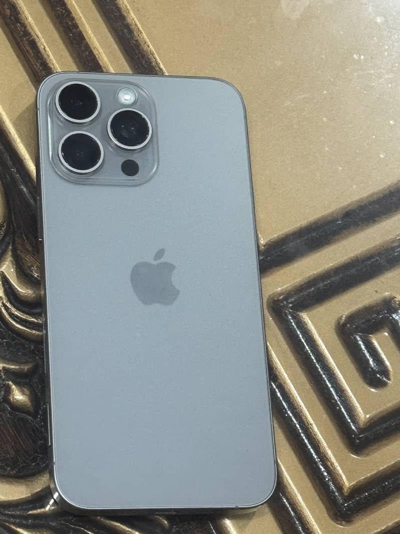 Apple iPhone 15 Pro Max 9