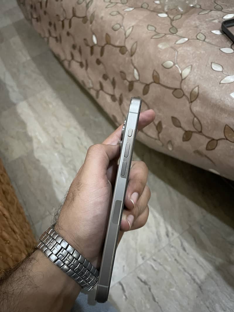 Apple iPhone 15 Pro Max 2