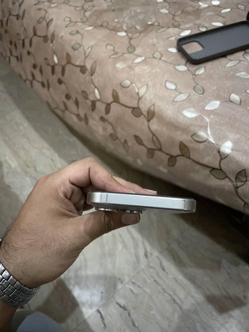 Apple iPhone 15 Pro Max 4