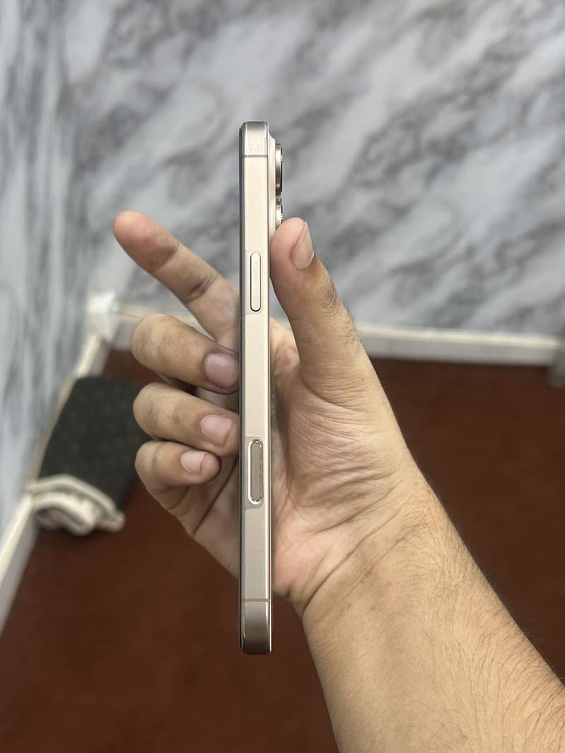 Apple iPhone 16 Pro Max 3