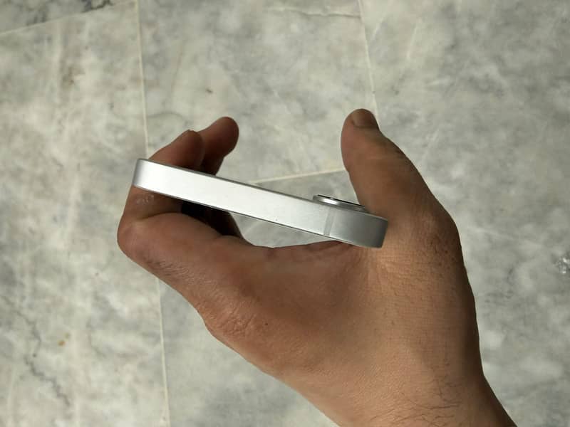 Apple iPhone 17e 1