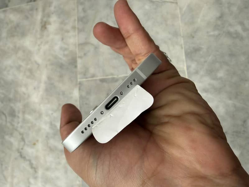 Apple iPhone 17e 3