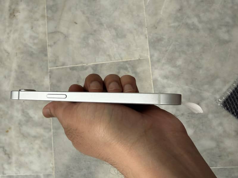 Apple iPhone 17e 4
