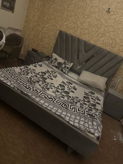 Stylish Modern King Size Bed with Headboard – Excellent Condition