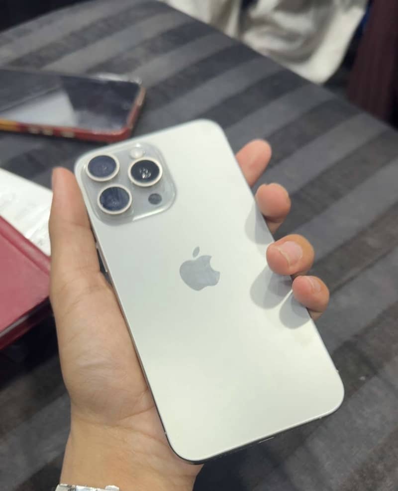 Apple iPhone 15 Pro Max 0