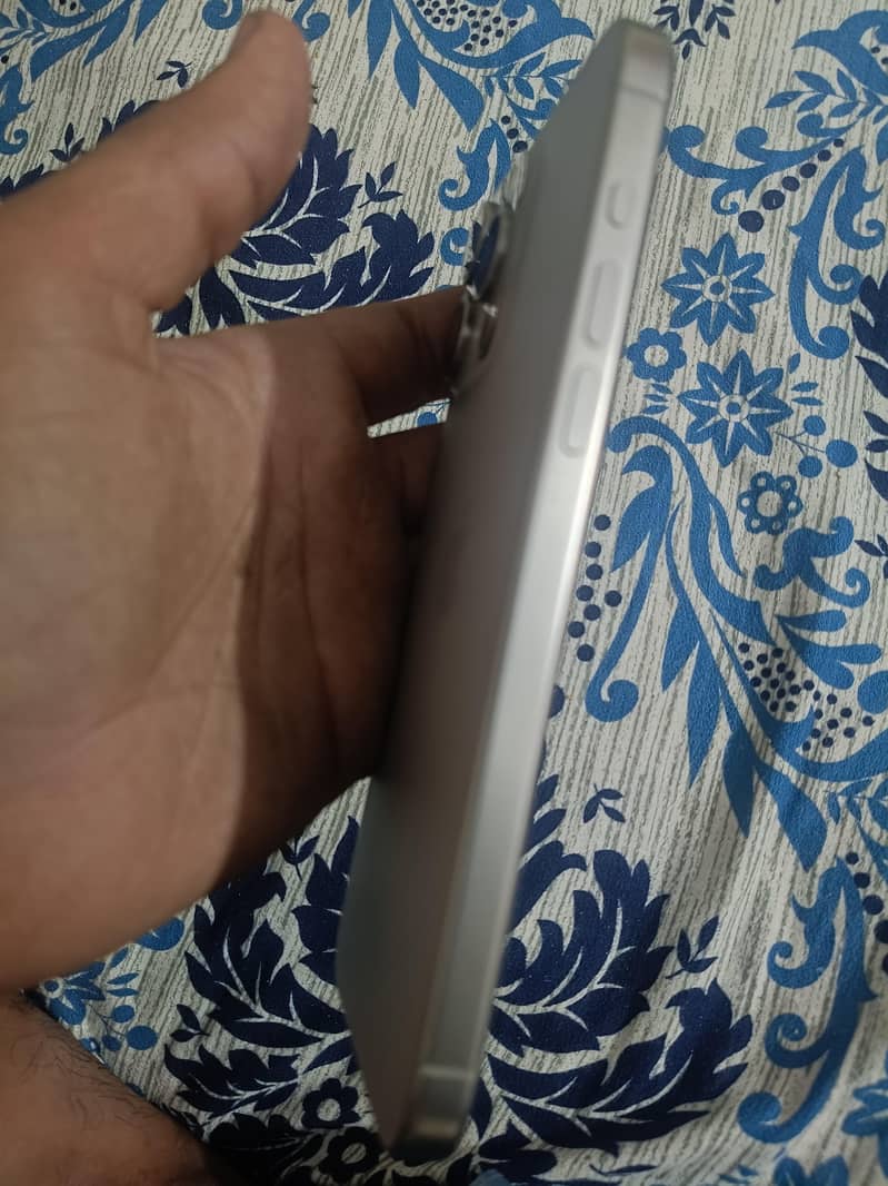 Apple iPhone 15 Pro Max 3