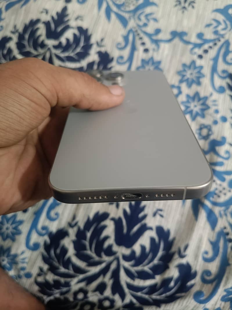 Apple iPhone 15 Pro Max 4