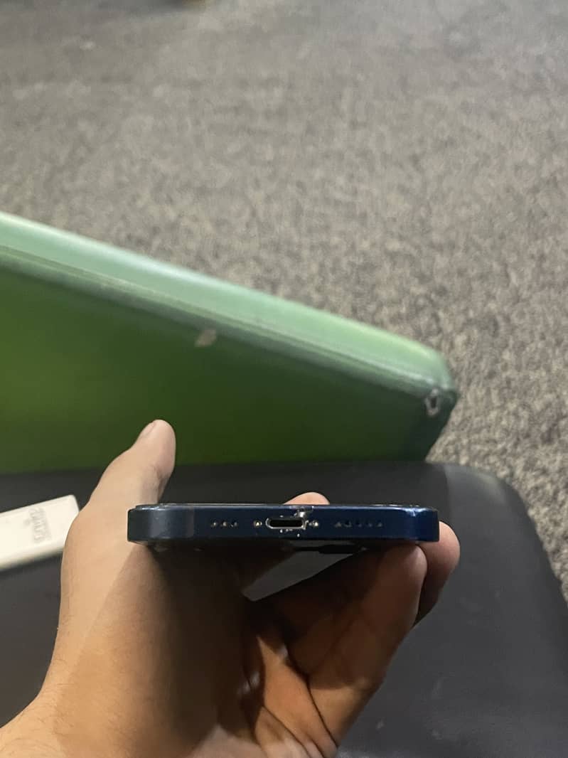 Apple iPhone 12 4
