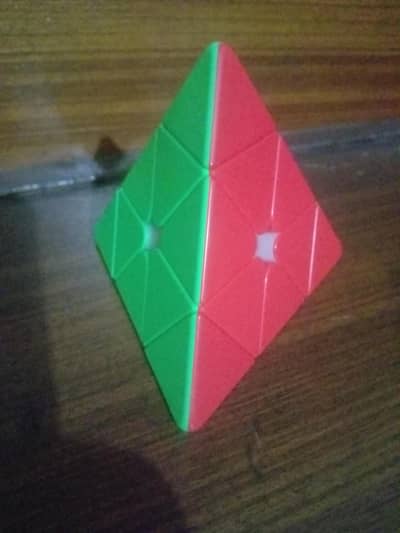 Pyramid Rubik's Cube - Pyraminx Puzzle Toy - MoYu