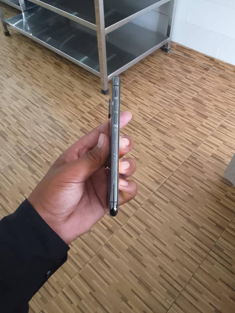 Apple iPhone X 4