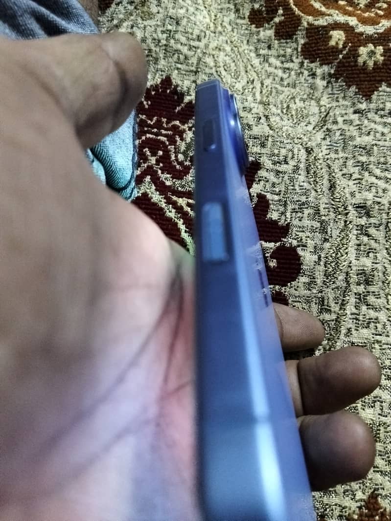 Apple iPhone 16 3