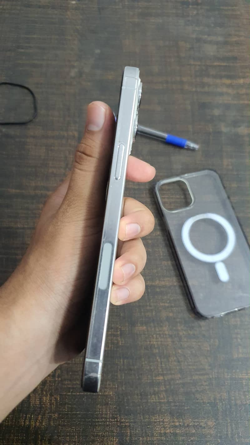 Apple iPhone 12 Pro Max 4