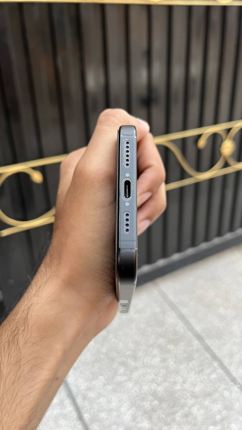 Apple iPhone 16 Pro Max 6