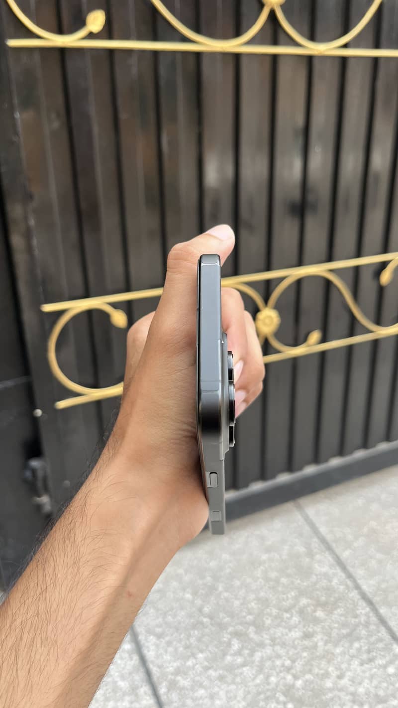 Apple iPhone 16 Pro Max 9