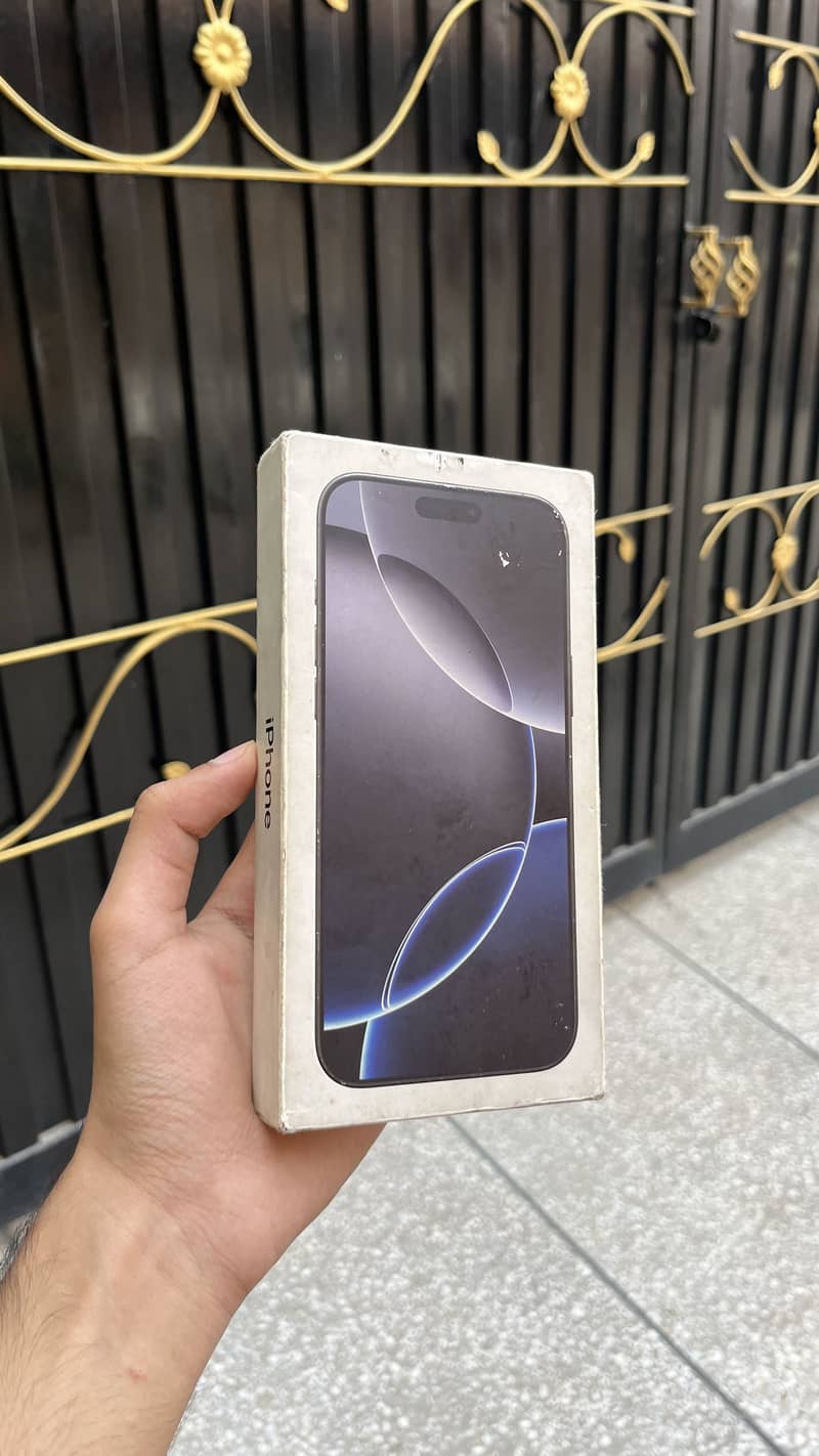 Apple iPhone 16 Pro Max 12