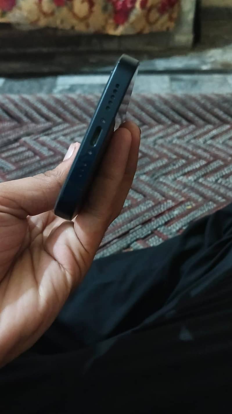 Apple iPhone 12 4