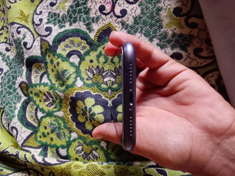 Apple iPhone 11 4