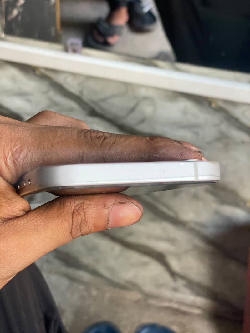 Apple iPhone 12 4